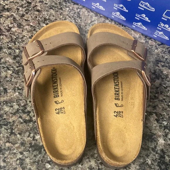Size 42 New in box Birkenstock Tan Sandals with Cushioned Footbed - Picture 2 of 7